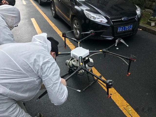 無人機戰(zhàn)“疫”:莊稼衛(wèi)士變身防疫消殺能手