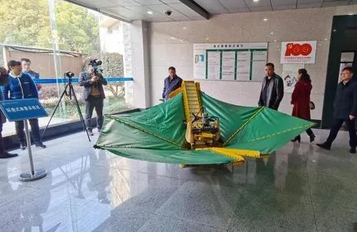 我國首臺(tái)油茶果采收機(jī)正式進(jìn)入產(chǎn)業(yè)化  一分鐘采摘一棵樹