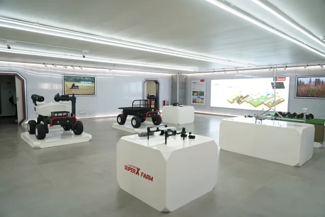 展廳內(nèi)各種型號的無人機(jī)琳瑯滿目