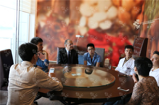 法國(guó)赫爾曼醫(yī)院婦科、圍絕經(jīng)期與激素治療專(zhuān)家大衛(wèi)·埃利亞學(xué)術(shù)交流